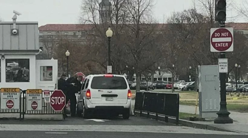 Συναγερμός στον Λευκό Οίκο: Όχημα έπεσε σε μπάρα ασφαλείας –  Συνελήφθη η γυναίκα οδηγός